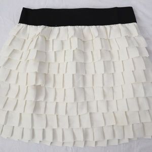NWOT, BB DAKOTA, RUFFLE MINI SKIRT - MEDIUM!
